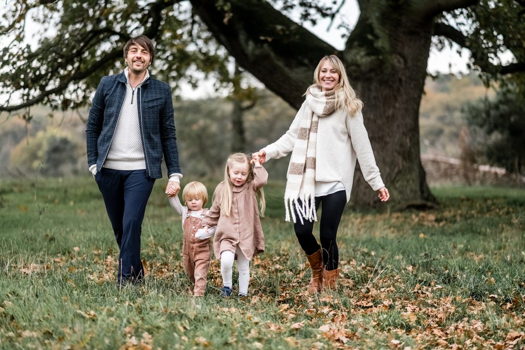Familienfotos im Herbst und zu Weihnachten: Familie im warmen Outfit beim Mini-Shooting