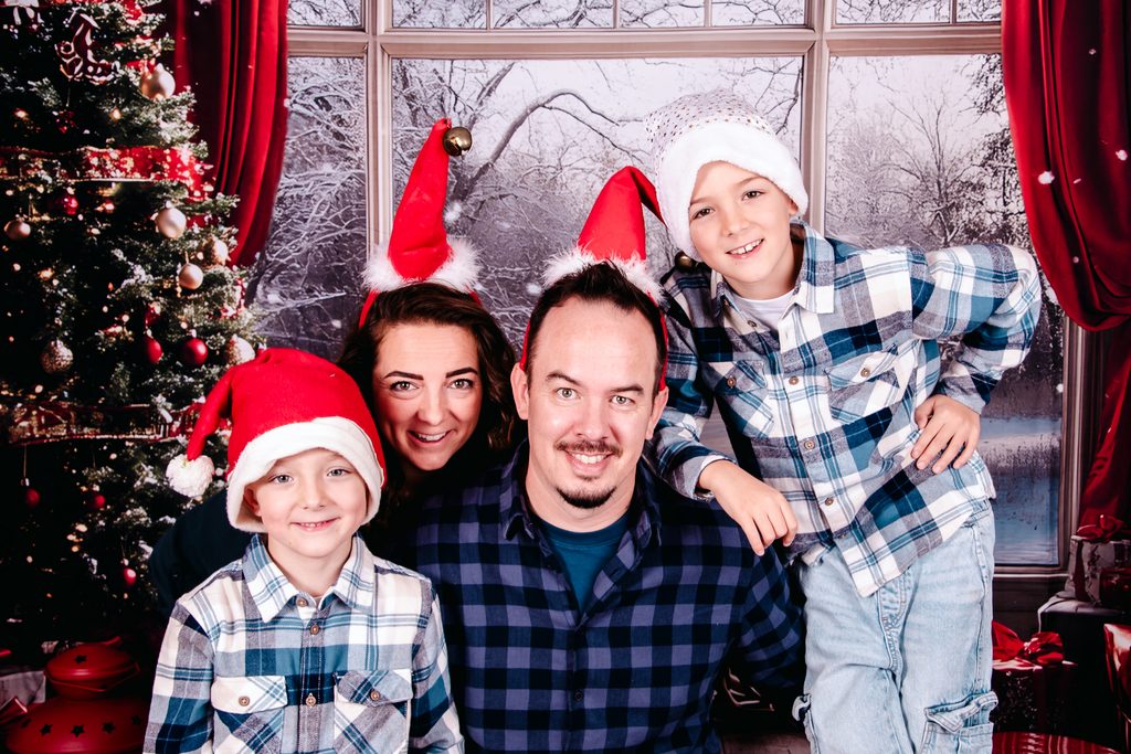 Weihnachts-Mini-Shooting Familie, Familie lacht beim Familienfoto in Zirndorf